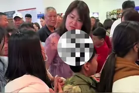 在海南骂人外地狗的眼镜女火了，一句“干甚”方言给我CPU干烧了图片