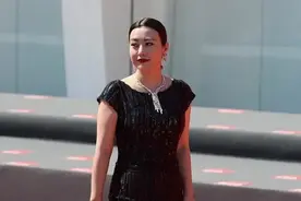 郝蕾越来越富态了，穿紧身黑裙掩不住“小肚腩”，珠圆玉润也挺美图片