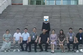 济南一男生的毕业照～9位老师只有他1名学生 网友：横竖都是第一名图片