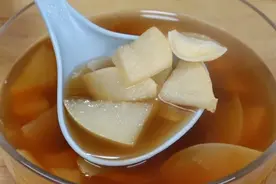 秋天，少吃鸡鸭鱼肉多吃梨，做成汤喝好处多，不懂吃就可惜了图片