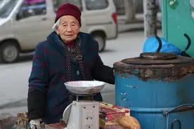 69岁退休老人哭诉：我宁愿成为一个不孝子，也希望母亲早点走图片
