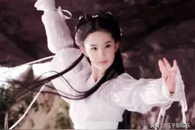 以前吊威亚飞起来仙姿缥缈，现在是竖着飞，吊威亚的痕迹很明显图片