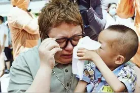 23年前贵州缆车失事，2岁孩子失去父母后被韩红收养，如今怎样了图片