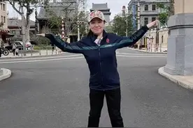 39岁童星关凌引争议！在北京马路中间开心热舞，不戴口罩被批嘚瑟图片