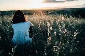 六十岁，伺候老公一辈子，老了才明白三个残酷道理，给女人提个醒图片