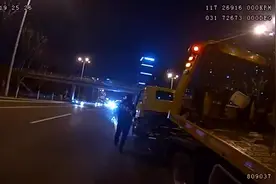 手拿灭火器大声吼叫！合肥这个辅警有点帅！图片