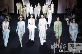 王凤《谜·漫》时装发布 几何绣花演绎浪漫情怀图片
