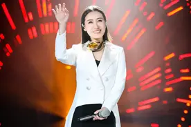 44岁谭晶现身山西老家，吃路边摊回母校，与科学家老公结婚已12年图片