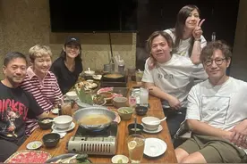 罗敏庄移居泰国在当地招待朋友，在大排档吃海鲜，宣萱也在乐开怀图片