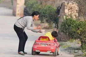 你还在一口一口喂饭吗？喂饭对娃没有好处，自主进餐有妙招图片