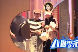 知名女星酒店陪酒应酬，深夜结束回家满脸疲惫，走路踉跄被人搀扶图片