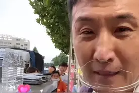明星马赫在农村摆摊卖烧烤，称直播能赚5000多，拍戏每天只有150图片