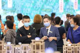 爷爷奶奶坐21小时火车看孙子，见到孙子挂墙上的奖状，当天返家！图片