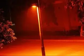 深夜里的那一束光图片
