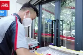 早上7点半就开始忙碌“网红”快递小哥在帮小区业主代购中过节图片