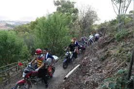 山火灭了，摩托骑士火了图片