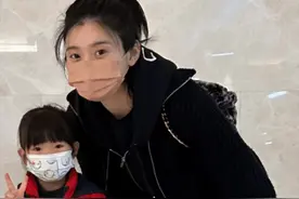 奚梦瑶陪婆婆逛街被偶遇 穿着低调身材高挑秀长腿图片