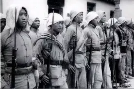 根据地群众进山隐蔽，伪军喊话：只要回去，就给粮食图片