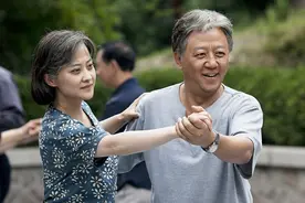 54岁郭涛罕见秀恩爱，小15岁妻子打扮时髦，两人结婚16年零绯闻图片