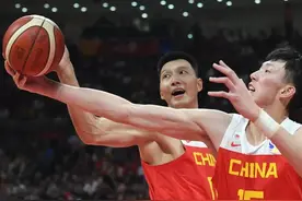 中国男篮最大的衰落，周琦终于成为领袖，周琦比易建联真的差太多图片