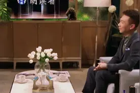董卿康辉同框，难得！没曾想二人硬笔书法却冲上了热搜，清新别致图片