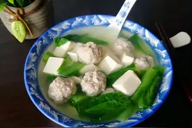 做的肉丸子干柴还有腥味？试试饭店不外传的配方，汤鲜味美不油腻图片