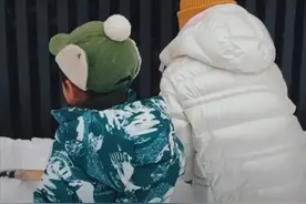 孙莉晒一家堆雪人黄磊陪儿子打雪仗 首公开4岁儿子正脸图片