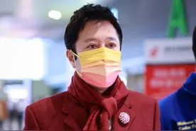 蔡国庆的穿搭普通人不敢试，红色西装挺潇洒，配梅子色长裤真高调图片