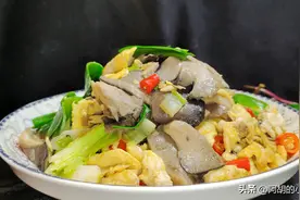 鸡蛋和平菇绝配！开胃下饭又补脑！经常炒一盘，营养赛过10个核桃图片