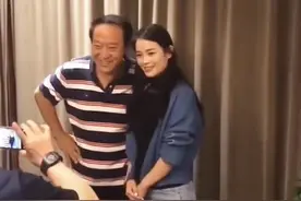 72岁牛群高档饭店聚餐！不会玩智能机举止朴实，和异性合照笑开怀图片