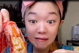 摩登大火锅：红魔虾寄生虫引争议，本是电视台记者，为何成了吃播图片