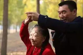 太邋遢！85岁马玉琴做饭，菜板常年不换污垢成片，网友：好恶心图片