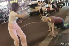 海口出现低俗直播？一女子铁链牵着一男子竟当街跪地爬行直播？图片