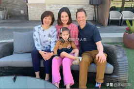 女排名将带混血女儿探望郎平，美国老公随行，61岁郎平容光焕发图片