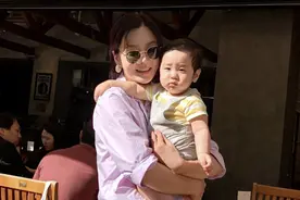高梓淇前妻蔡琳罕晒儿子童年照，宝宝四肢肉嘟嘟，长得又小又成熟图片