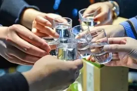 酒局上，4张图教会你4个敬酒礼仪，再也不怕大场面了图片