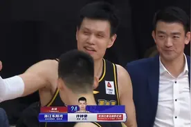 CBA第一恶人!许钟豪飞踹梅洛裆部断子绝孙脚,被驱逐出场骂骂咧咧图片