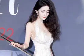 杨幂新造型被夸美如人鱼精灵？！网友：这个品牌让我看懂了时尚…图片