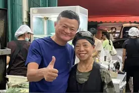 58岁马云现身泰国，富商谢国民亲自接待，还与泰国拳王切磋泰拳图片
