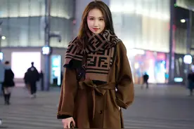 看街拍 学穿搭：Fendi、LV、Gucci、Chanel等大牌围巾穿搭示范图片