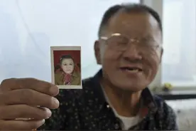 66岁“异装癖”男人捡垃圾20年还清18万：困在偏见里的大喜哥，不想讨好这个世界图片