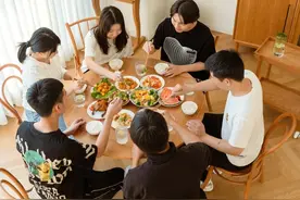 餐桌到底是买圆桌还是买方桌？总结了4条挑选依据，照着买不踩坑图片