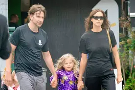 俄罗斯超模伊莲娜和前任当街拥抱，5岁女儿像洋娃娃，或能当姐姐图片