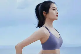 关晓彤-海边瑜伽健身原生态纯素颜写真，健康肌肤线条优美图片