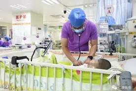 9岁娃小区泳池溺水，心跳呼吸骤停！救生员“教科书式”急救图片