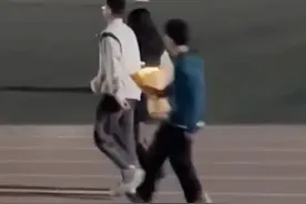 男生约自己喜欢的女生去操场散步，提前安排室友偷偷送花助攻表白图片
