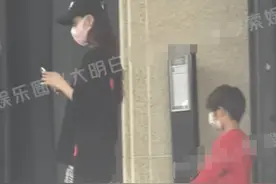 杨颖带儿子去海洋公园游玩 母子亲密互动十分有爱图片