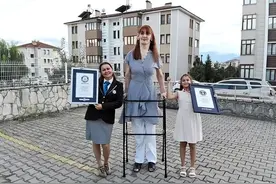 全球最高姑娘太高没法坐飞机，航空公司拆掉飞机座位，给她圆梦图片