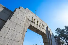 宝妈带2岁女娃玩贴画，培养出超强专注力，分享她的3点解释和方法图片