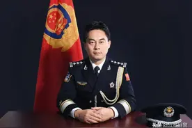 江苏镇江：丹徒公安打造“最美警礼服照”——光影中的忠诚与担当！图片